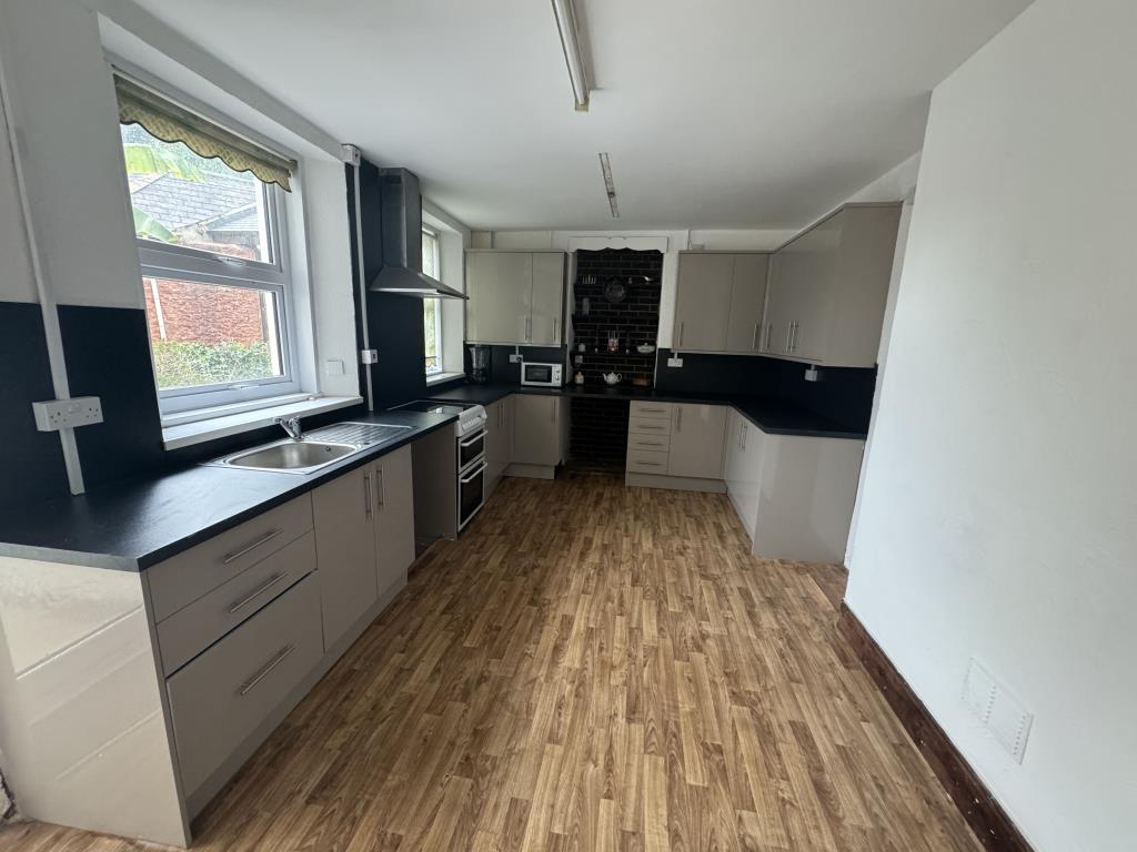 Lot: 17 - MIXED USE PROPERTY FOR INVESTMENT OR OCCUPATION - View of the kitchen on the ground floor